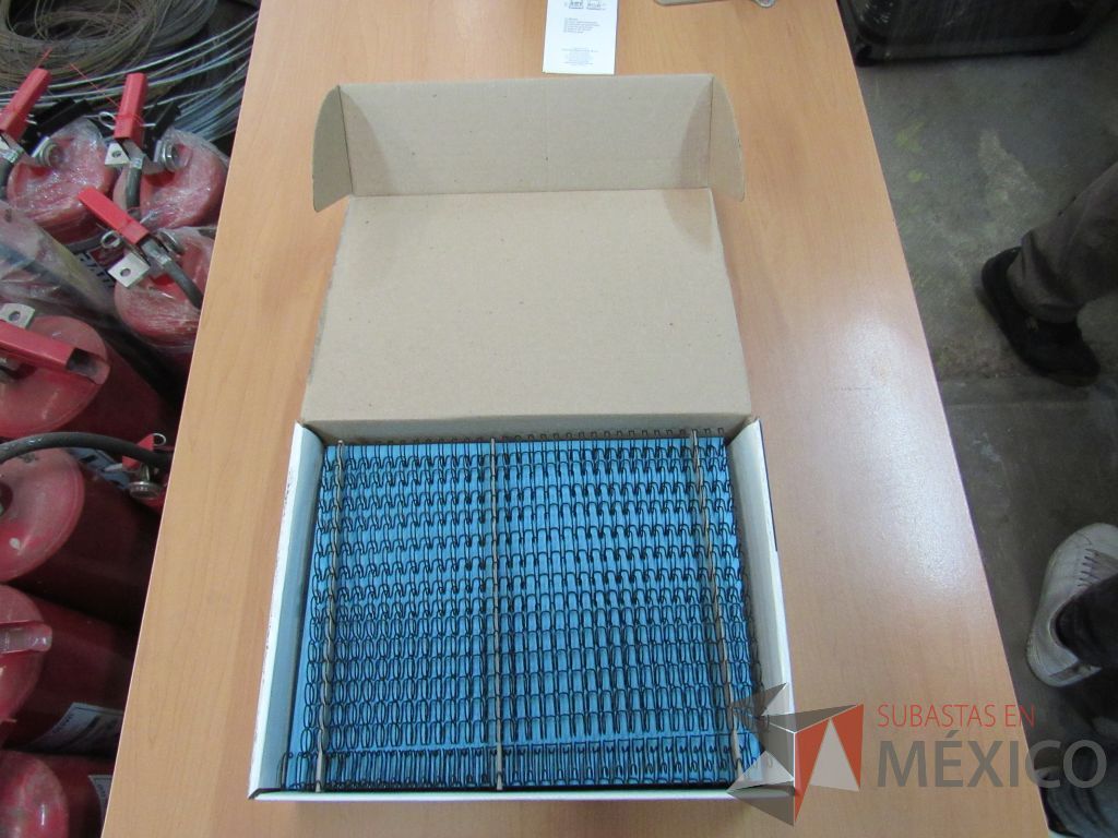 Lote 004 - 1017 Artículos de papelería, cubiertas para engargolar, revisteros, perforadora de 2 orificios ... - Imagen 26