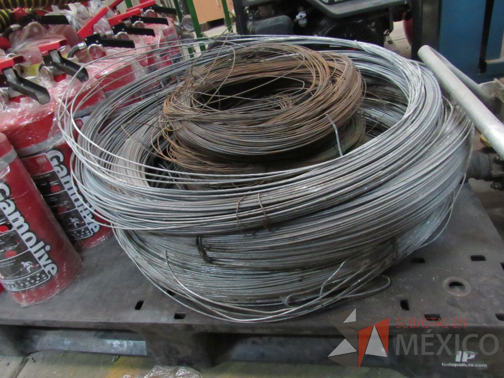 Lote 022 - 130 kg de alambre galvanizado, 5 adaptador porta carrete para tubular de 3/32 ...