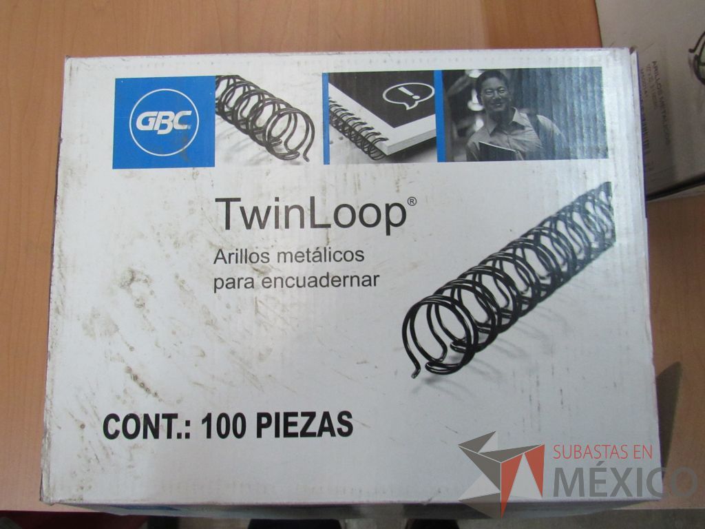 Lote 004 - 1017 Artículos de papelería, cubiertas para engargolar, revisteros, perforadora de 2 orificios ... - Imagen 28