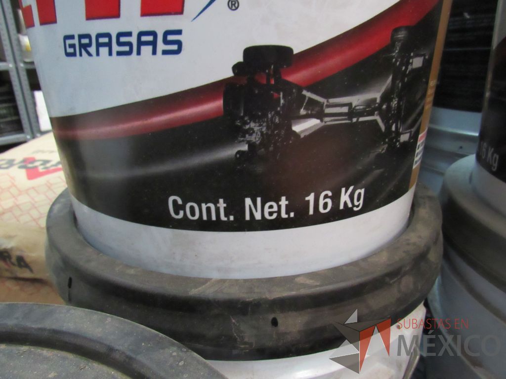 Lote 020 - 3 Cubetas de plástico con grasa para chasis de 16 kilos c/u y engrasadora ERCKO - Imagen 3