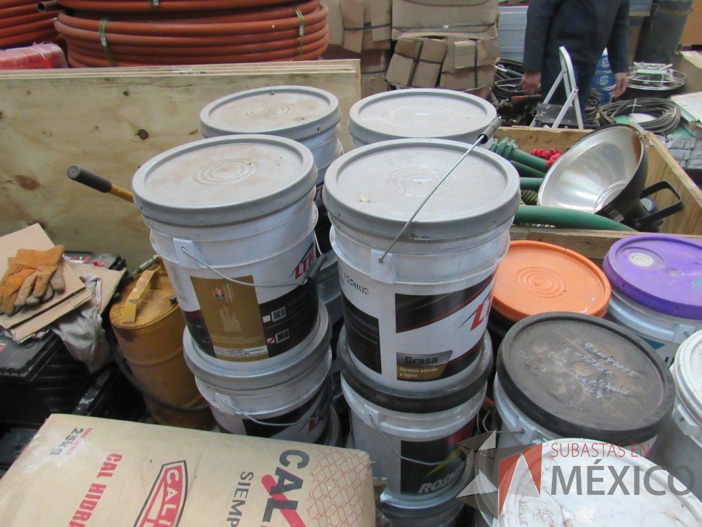 Lote 020 - 3 Cubetas de plástico con grasa para chasis de 16 kilos c/u y engrasadora ERCKO