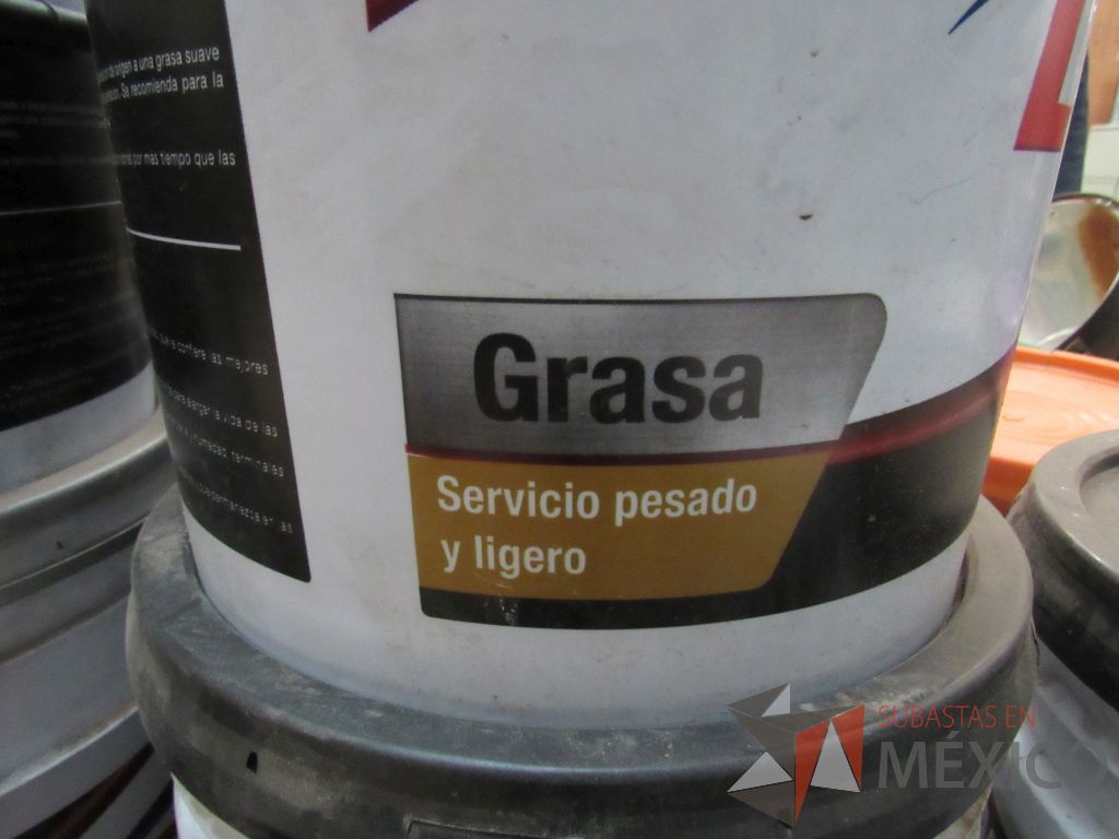 Lote 020 - 3 Cubetas de plástico con grasa para chasis de 16 kilos c/u y engrasadora ERCKO - Imagen 5