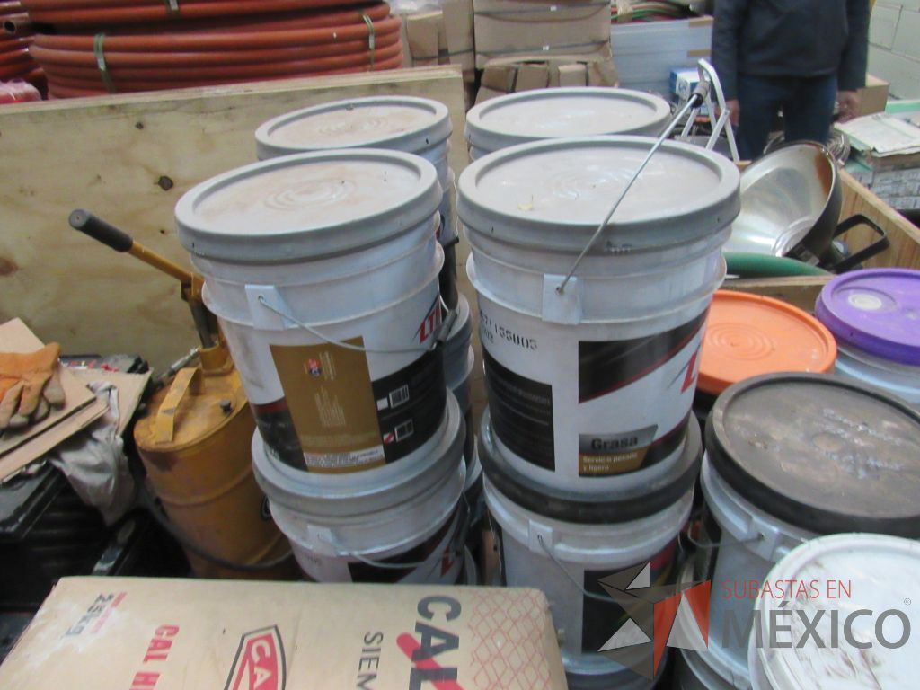 Lote 020 - 3 Cubetas de plástico con grasa para chasis de 16 kilos c/u y engrasadora ERCKO - Imagen 6