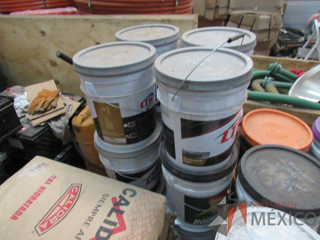 Lote 020 - 3 Cubetas de plástico con grasa para chasis de 16 kilos c/u y engrasadora ERCKO - Imagen 7
