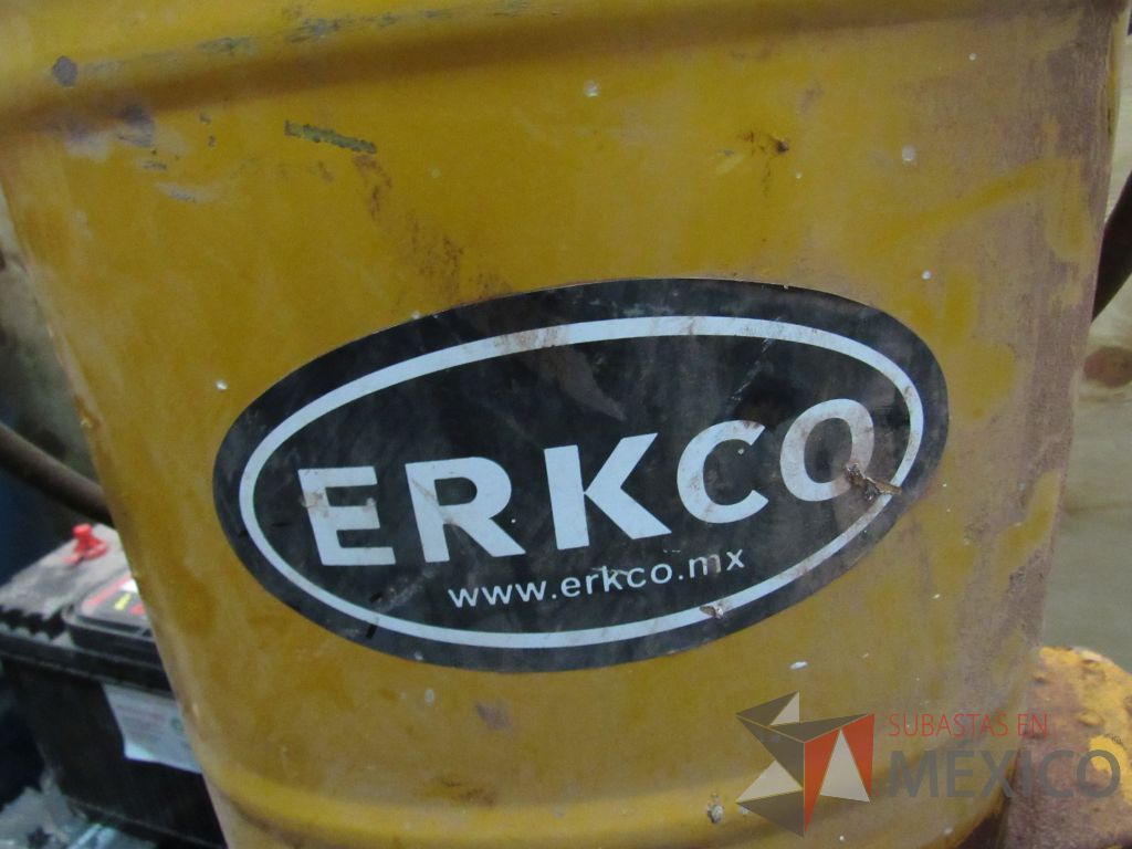 Lote 020 - 3 Cubetas de plástico con grasa para chasis de 16 kilos c/u y engrasadora ERCKO - Imagen 10
