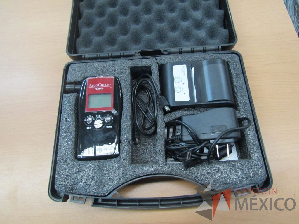 Lote 016 - 126 Artículos de enfermería, collarín, camillas de primeros auxilios, desfibrilador... - Imagen 62