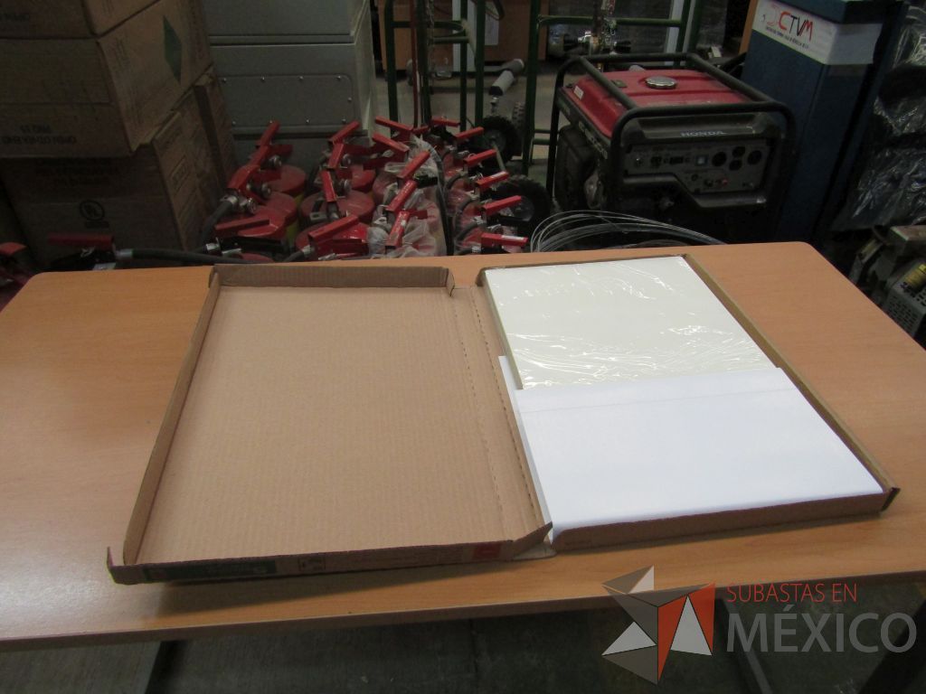 Lote 004 - 1017 Artículos de papelería, cubiertas para engargolar, revisteros, perforadora de 2 orificios ... - Imagen 30