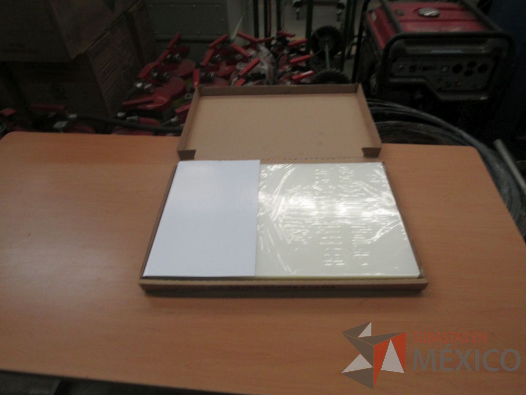 Lote 004 - 1017 Artículos de papelería, cubiertas para engargolar, revisteros, perforadora de 2 orificios ... - Imagen 32