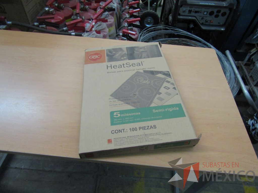 Lote 004 - 1017 Artículos de papelería, cubiertas para engargolar, revisteros, perforadora de 2 orificios ... - Imagen 35