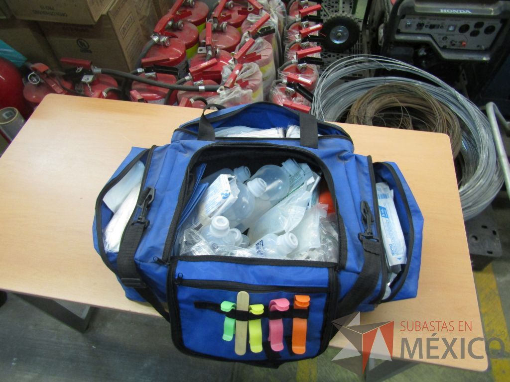 Lote 016 - 126 Artículos de enfermería, collarín, camillas de primeros auxilios, desfibrilador... - Imagen 34