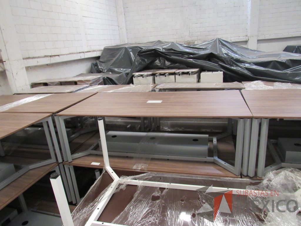 Lote 014 - Mesa de sala de juntas para 6 personas con base metálica y accesorio para conexiones - Imagen 2