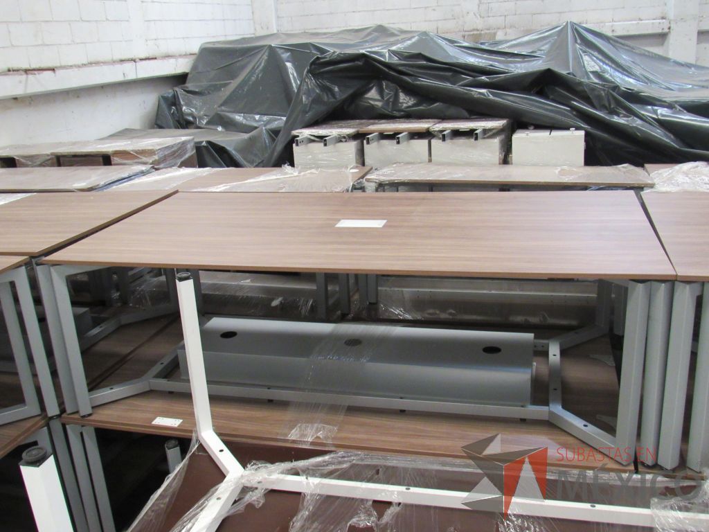 Lote 014 - Mesa de sala de juntas para 6 personas con base metálica y accesorio para conexiones - Imagen 5