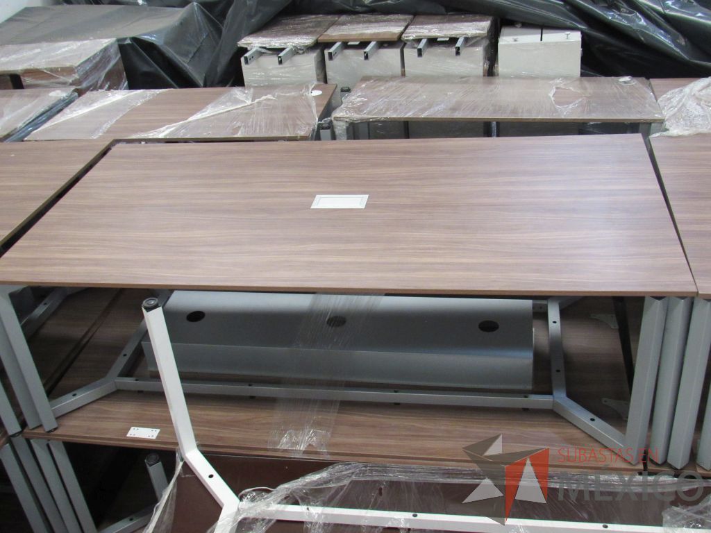 Lote 014 - Mesa de sala de juntas para 6 personas con base metálica y accesorio para conexiones - Imagen 7