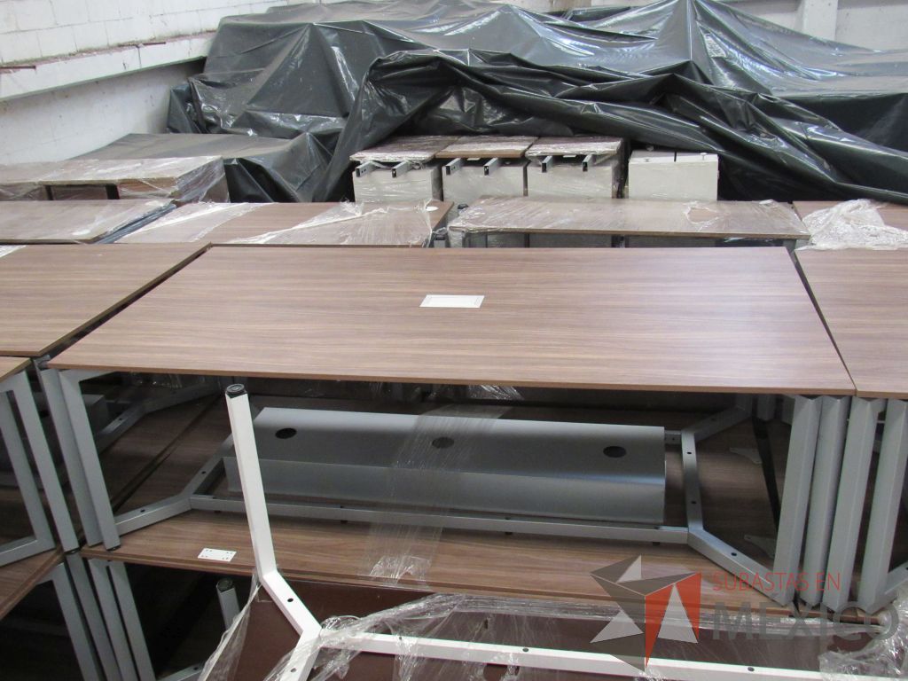 Lote 014 - Mesa de sala de juntas para 6 personas con base metálica y accesorio para conexiones - Imagen 11