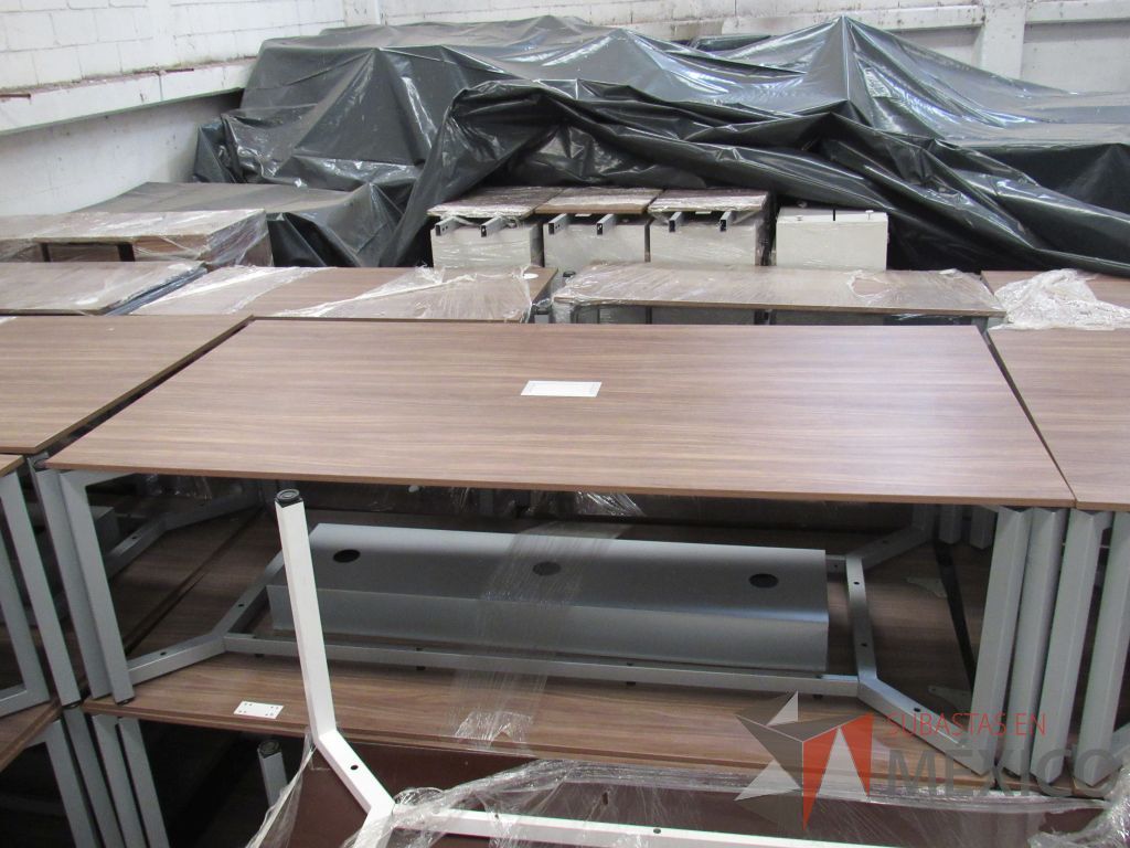 Lote 014 - Mesa de sala de juntas para 6 personas con base metálica y accesorio para conexiones - Imagen 8