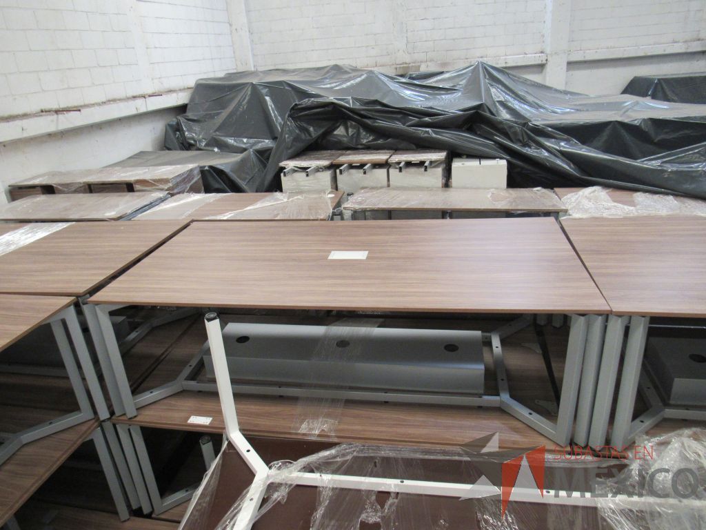 Lote 014 - Mesa de sala de juntas para 6 personas con base metálica y accesorio para conexiones - Imagen 9