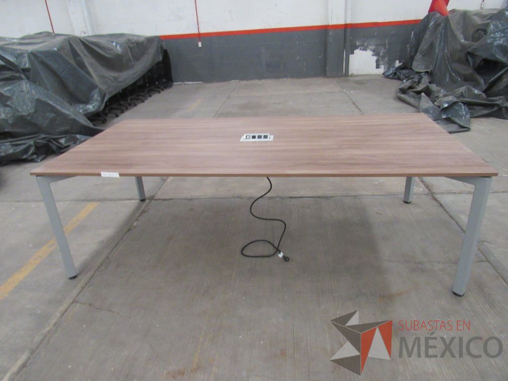 Lote 014 - Mesa de sala de juntas para 6 personas con base metálica y accesorio para conexiones - Imagen 4