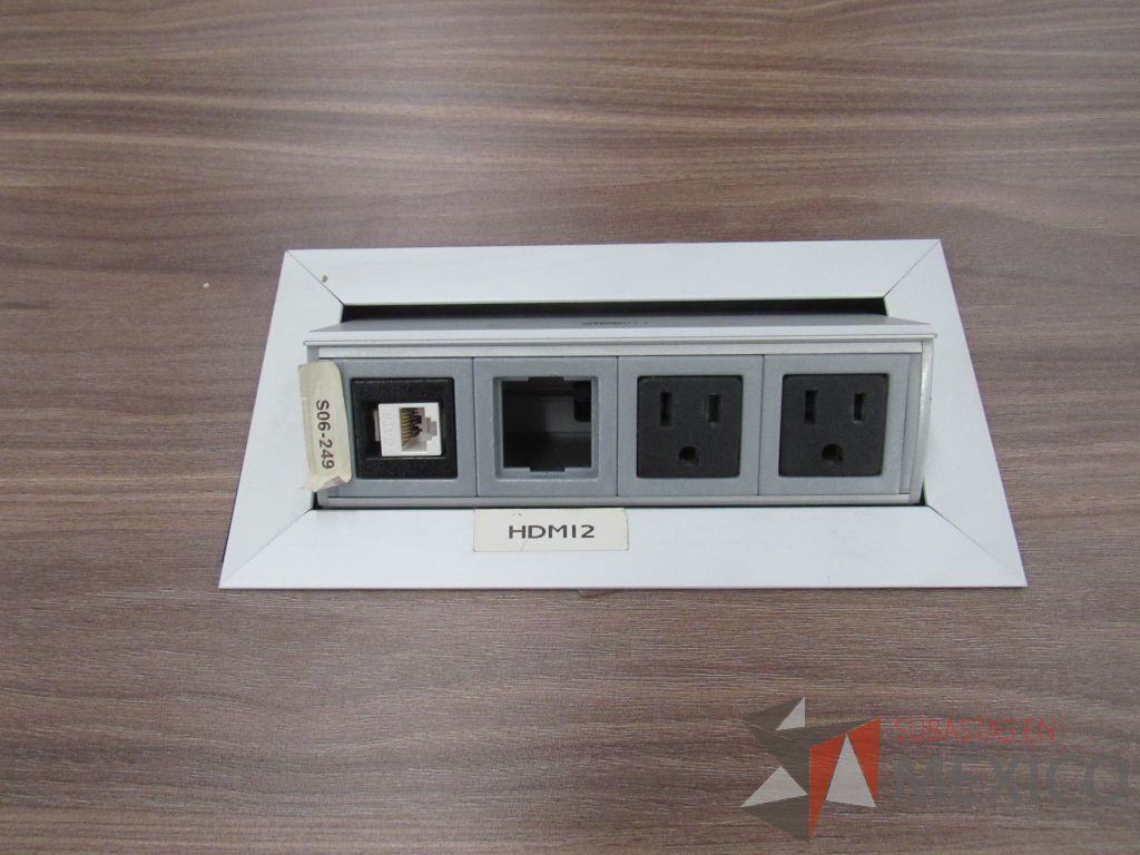 Lote 014 - Mesa de sala de juntas para 6 personas con base metálica y accesorio para conexiones - Imagen 14