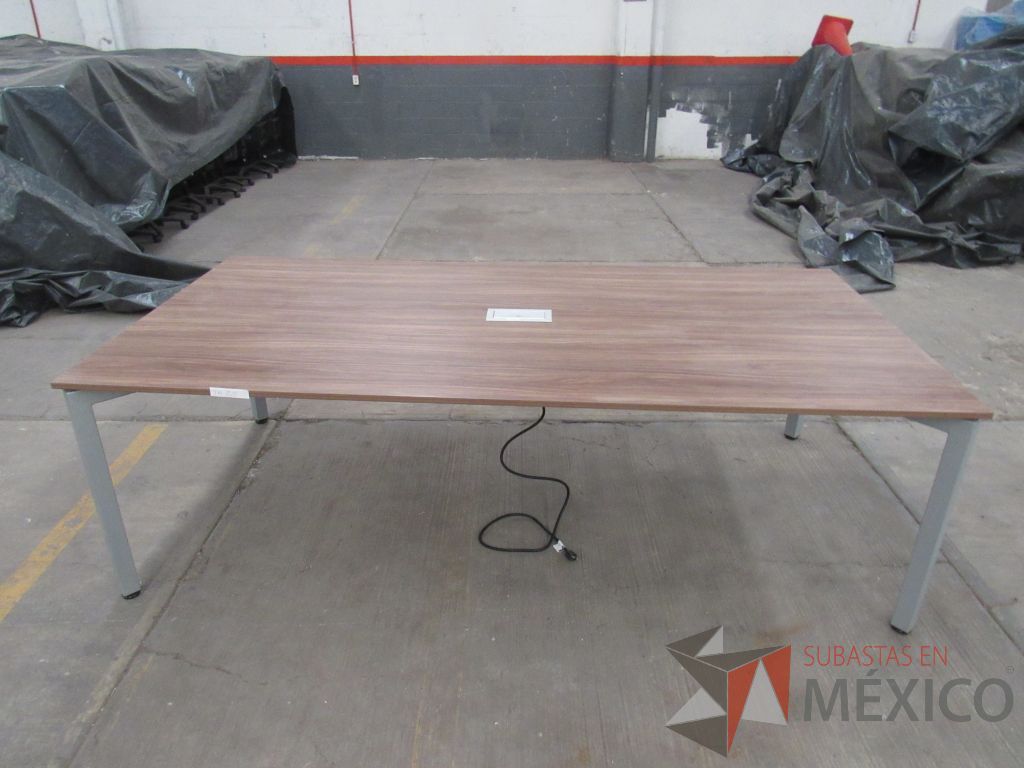 Lote 014 - Mesa de sala de juntas para 6 personas con base metálica y accesorio para conexiones - Imagen 15