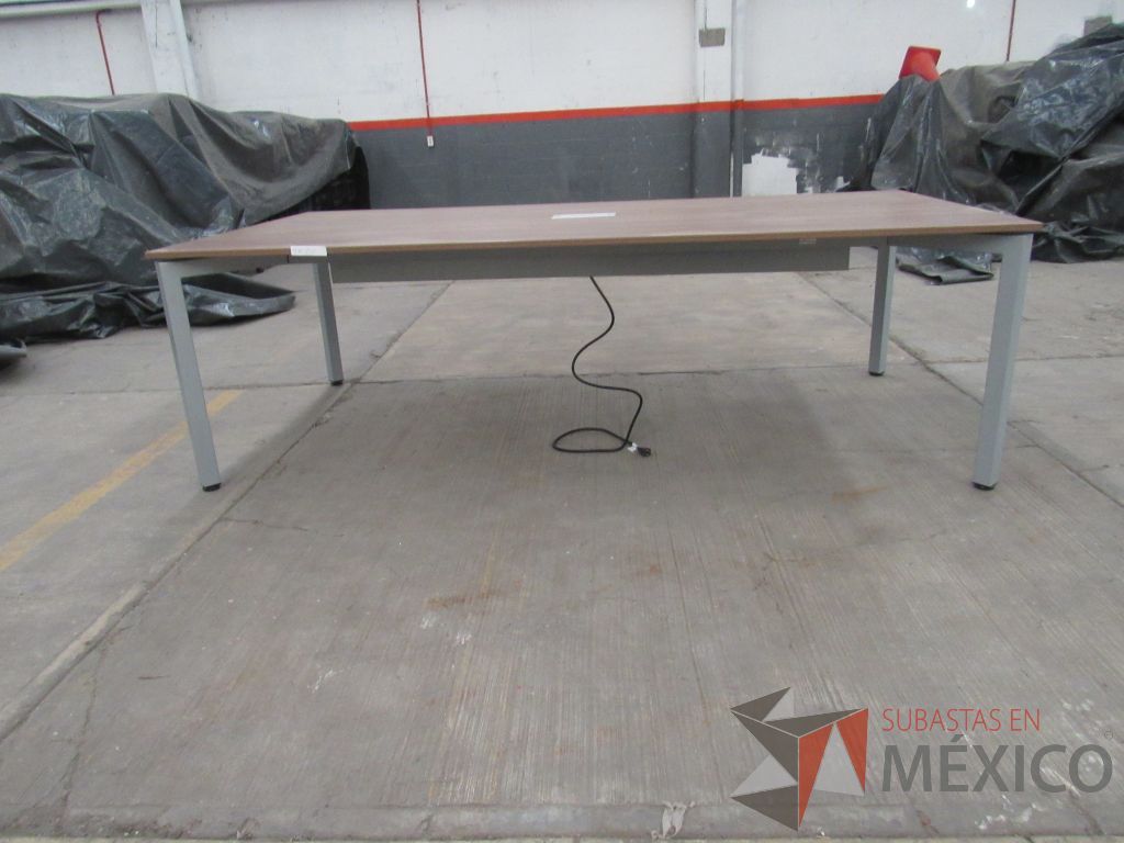Lote 014 - Mesa de sala de juntas para 6 personas con base metálica y accesorio para conexiones - Imagen 16