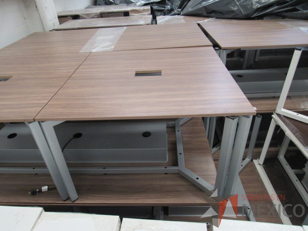 Lote 024 - Mesa de trabajo cuadrada para 4 personas con base metálica color café