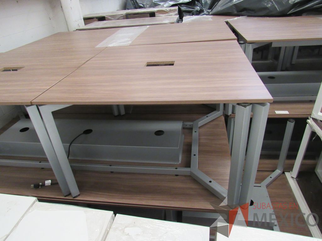 Lote 024 - Mesa de trabajo cuadrada para 4 personas con base metálica color café - Imagen 2