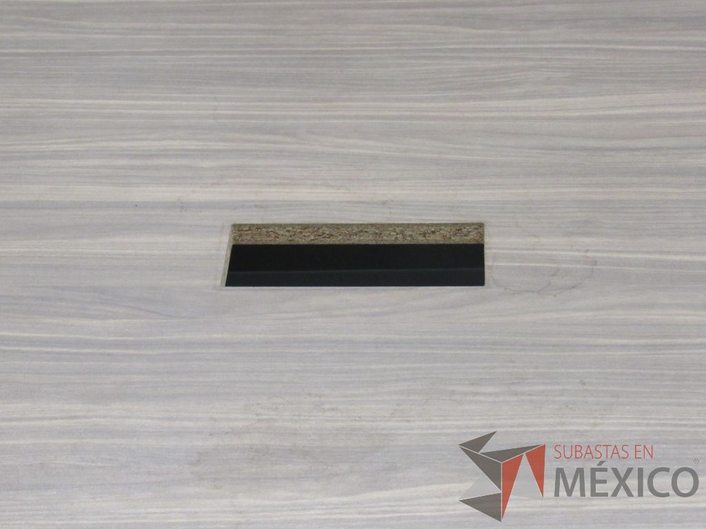 Lote 005 - Mesa de trabajo cuadrada para 4 personas con base metálica color café - Imagen 3