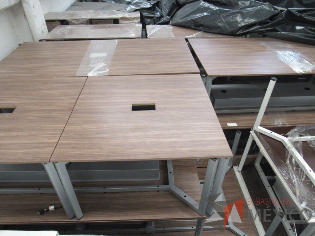 Lote 005 - Mesa de trabajo cuadrada para 4 personas con base metálica color café - Imagen 4