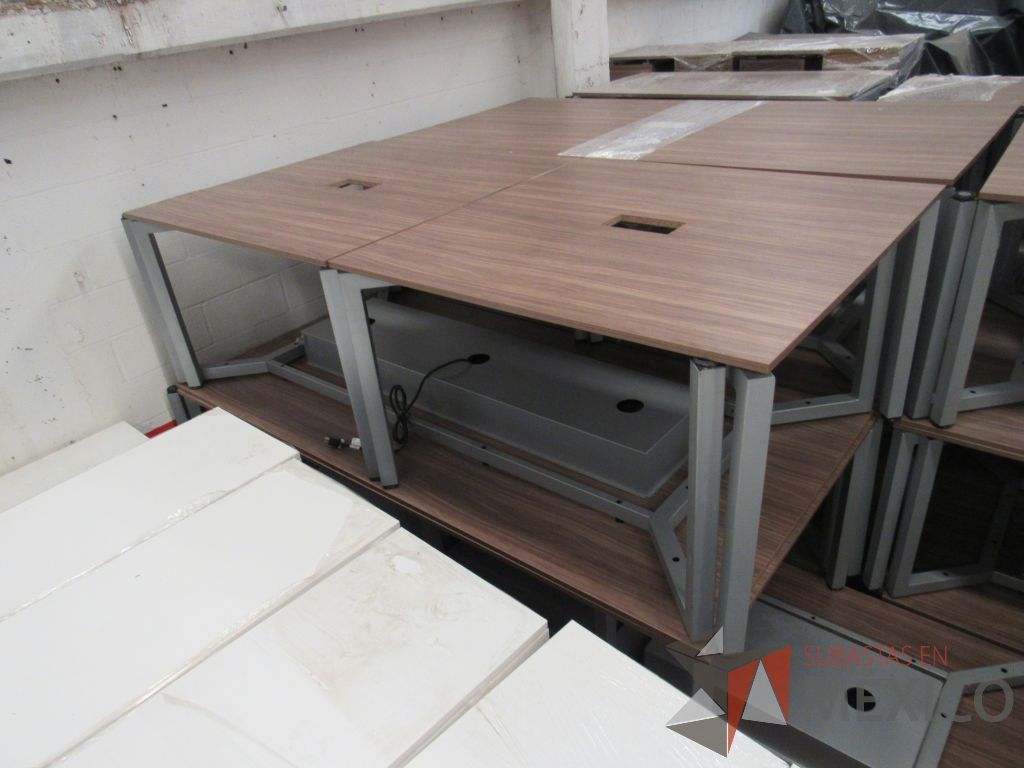 Lote 005 - Mesa de trabajo cuadrada para 4 personas con base metálica color café - Imagen 6