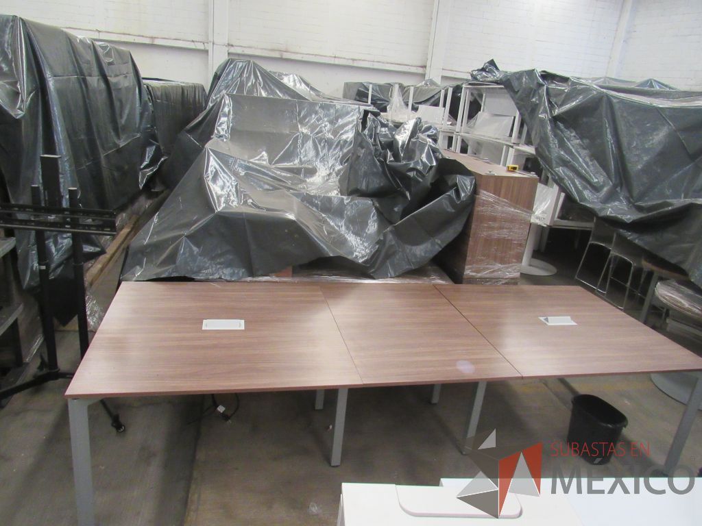 Lote 028 - Mesa de sala de juntas para 10 personas con base metálica y cubierta color café en 3 piezas - Imagen 9