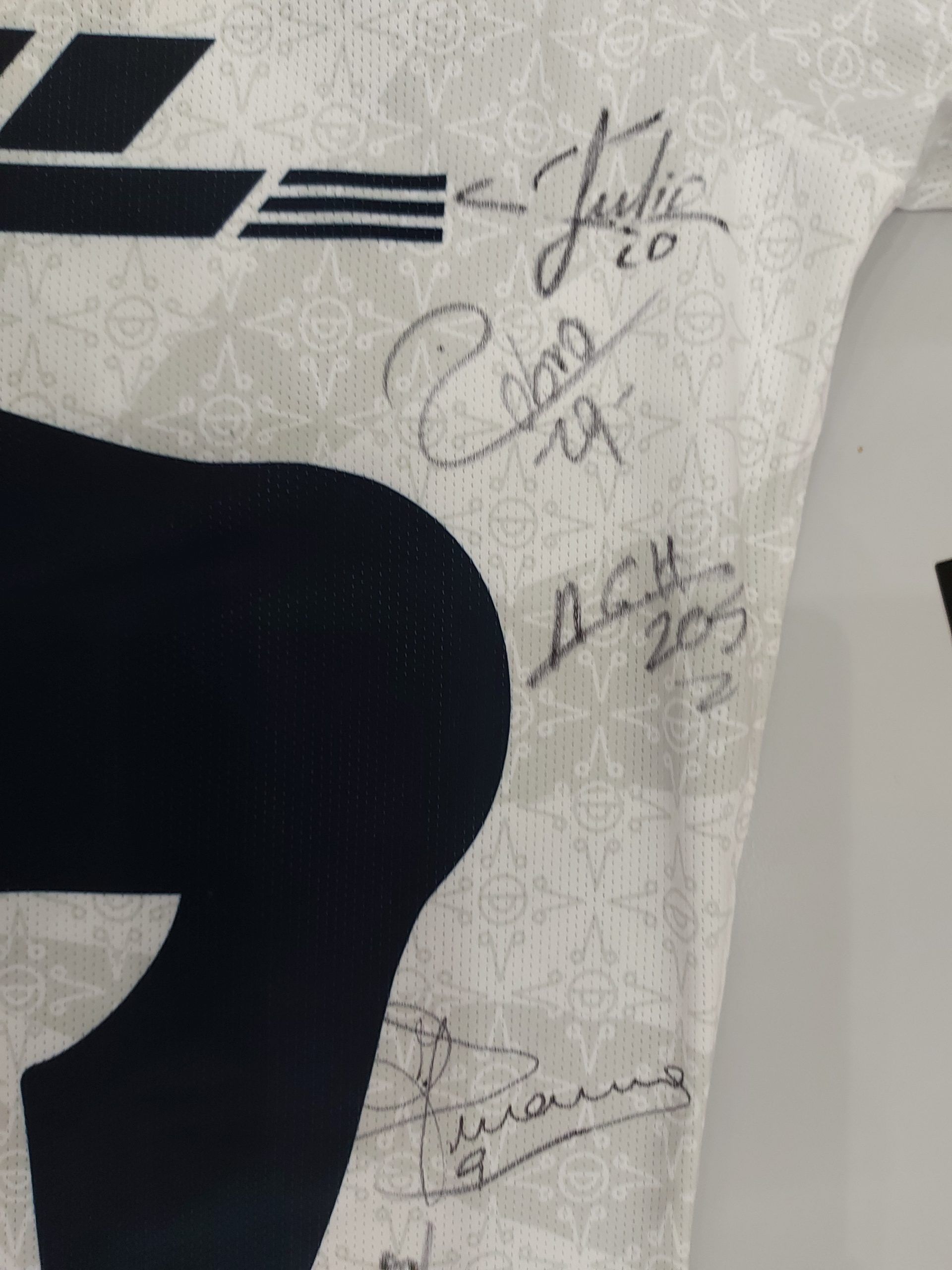 Lote 001 - SUBASTA A BENEFICIENCIA - Camisa autografiada por el equipo de Pumas Clausura 2021 - Imagen 2