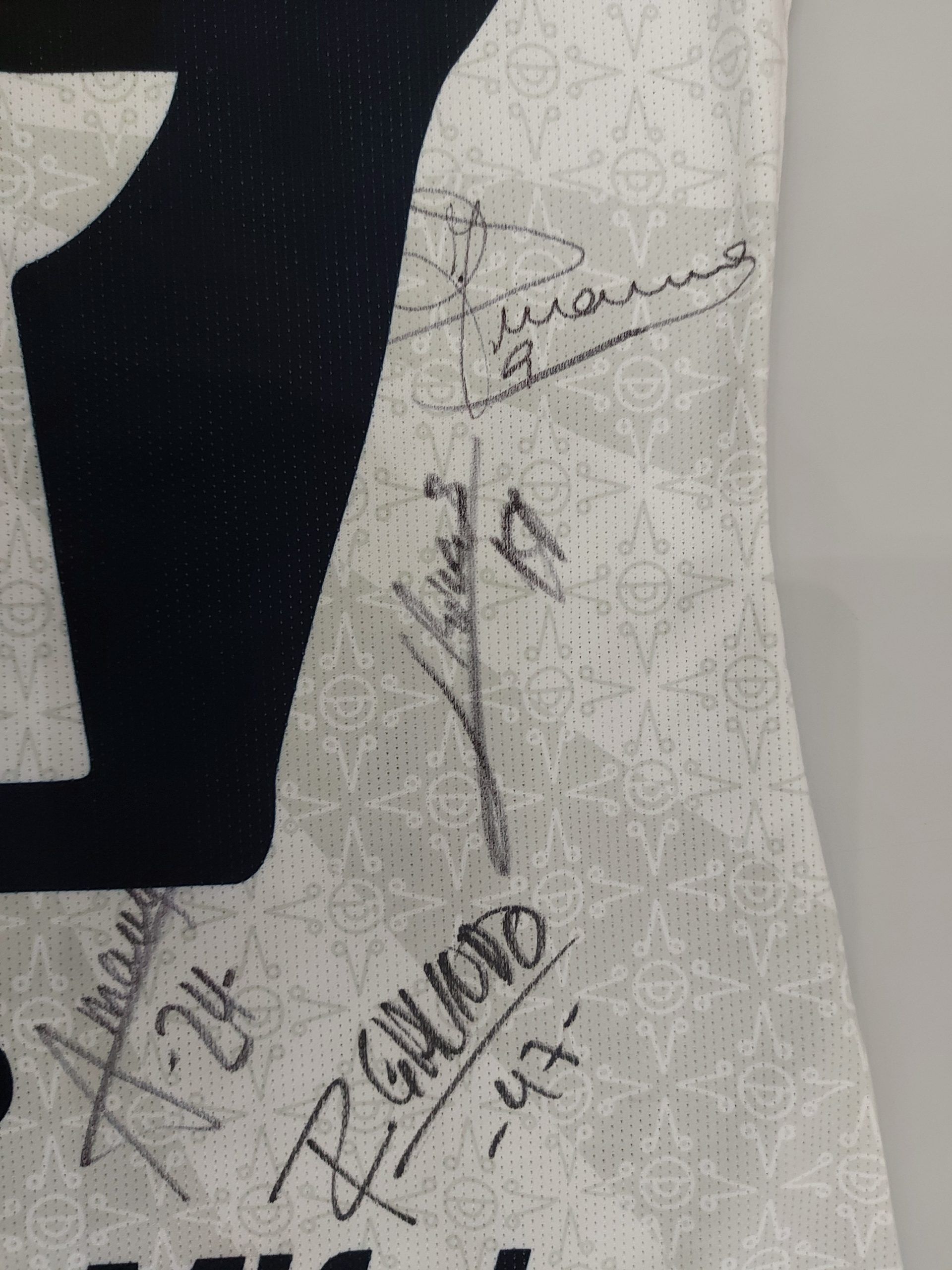 Lote 001 - SUBASTA A BENEFICIENCIA - Camisa autografiada por el equipo de Pumas Clausura 2021 - Imagen 3