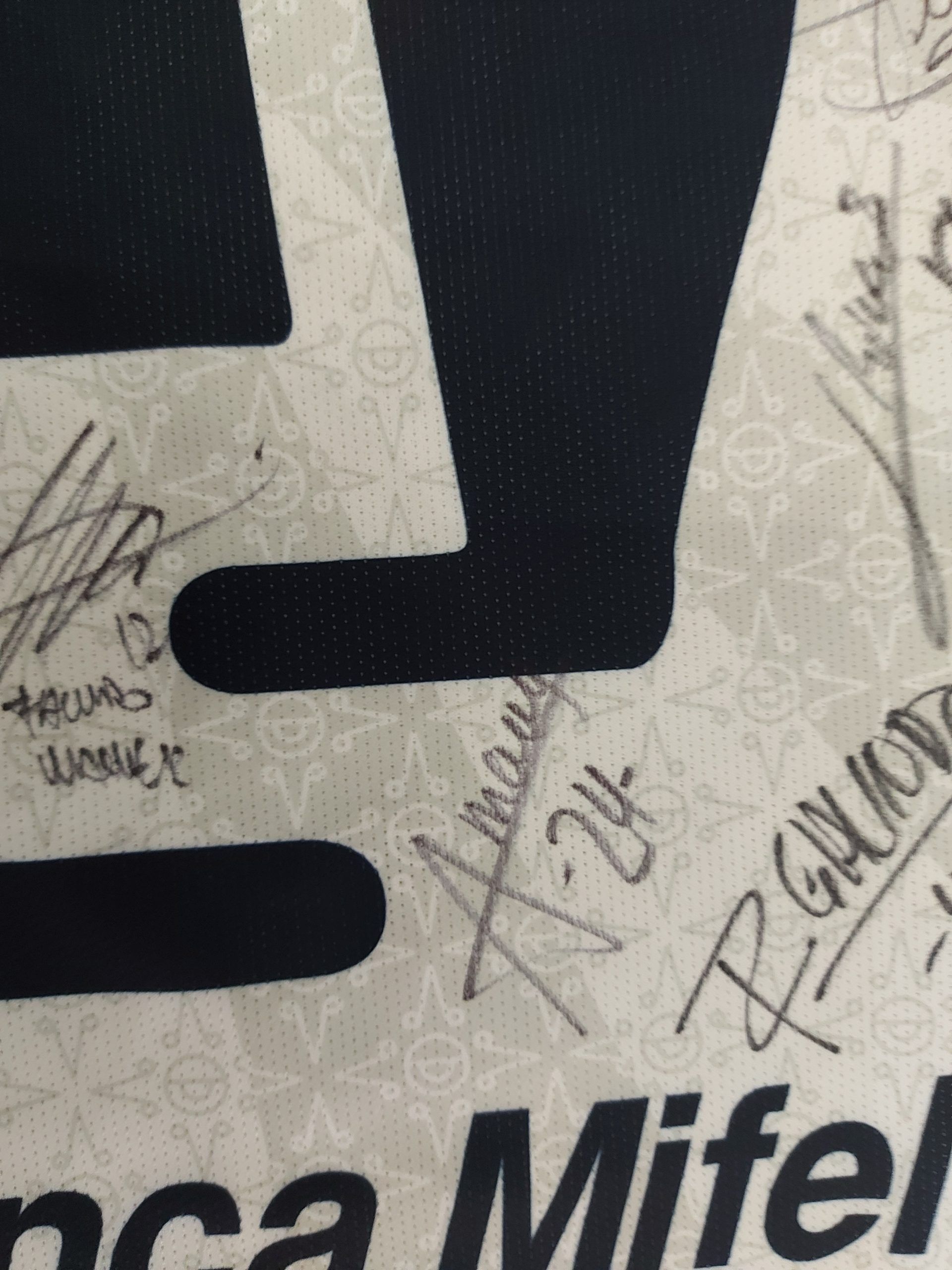 Lote 001 - SUBASTA A BENEFICIENCIA - Camisa autografiada por el equipo de Pumas Clausura 2021 - Imagen 4