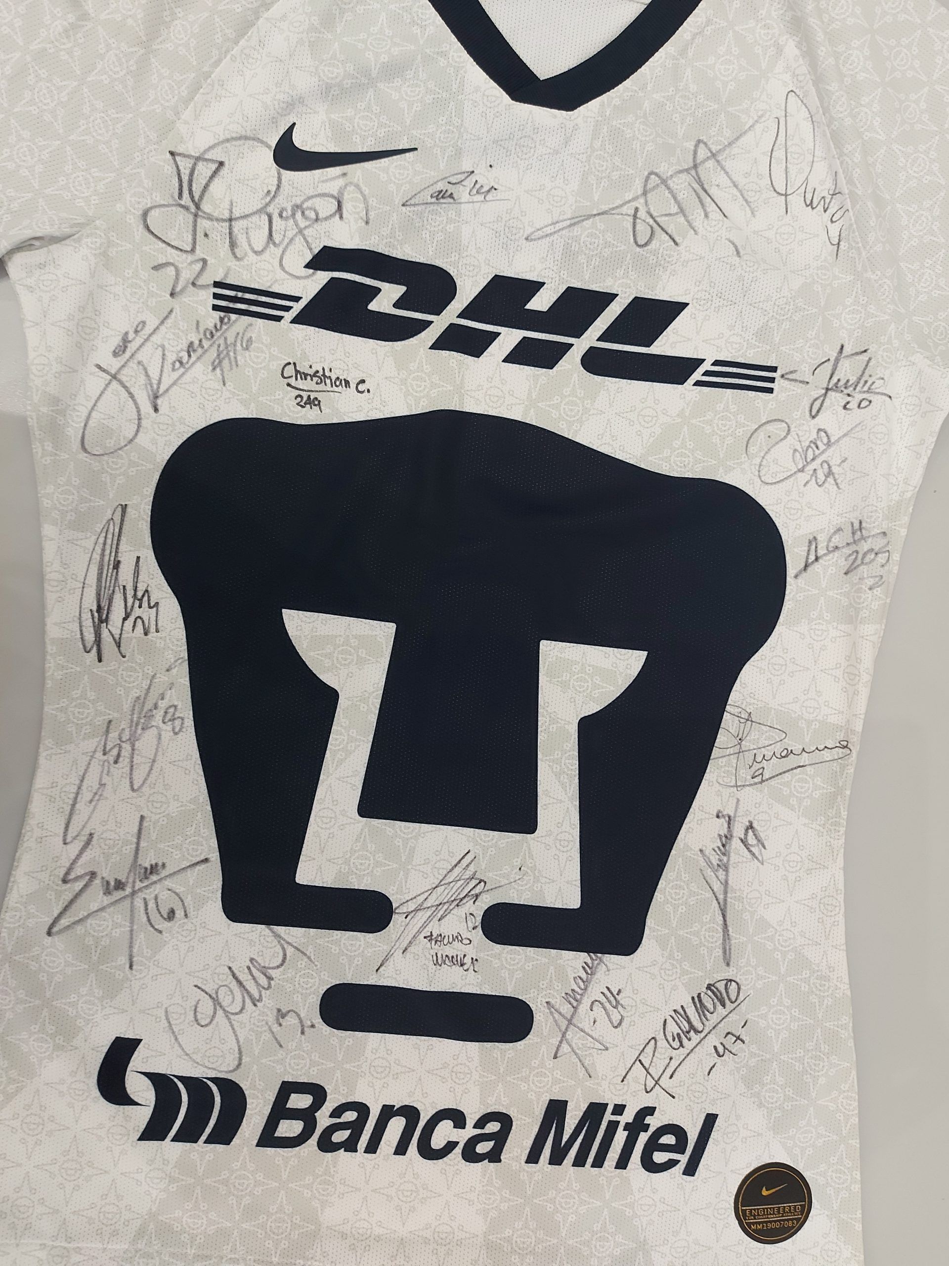 Lote 001 - SUBASTA A BENEFICIENCIA - Camisa autografiada por el equipo de Pumas Clausura 2021