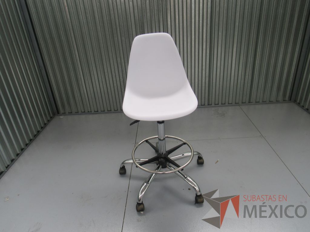 Lote 012 - 2 Sillas tipo cajero con ruedas, descansapies, asiento y respaldo liso color blanco