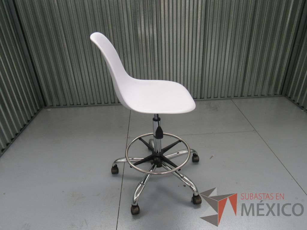Lote 012 - 2 Sillas tipo cajero con ruedas, descansapies, asiento y respaldo liso color blanco - Imagen 2