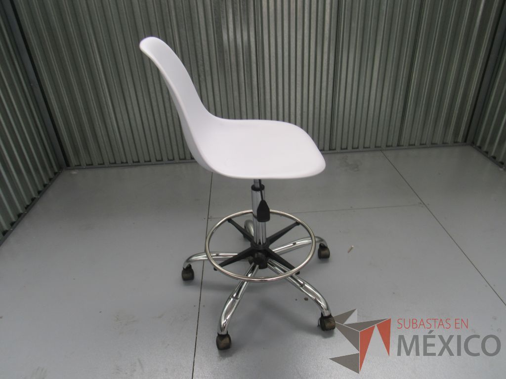 Lote 012 - 2 Sillas tipo cajero con ruedas, descansapies, asiento y respaldo liso color blanco - Imagen 3
