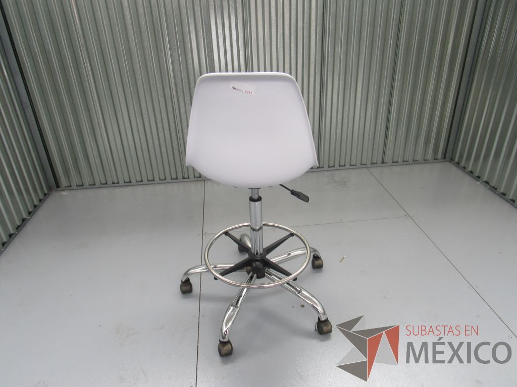 Lote 012 - 2 Sillas tipo cajero con ruedas, descansapies, asiento y respaldo liso color blanco - Imagen 4