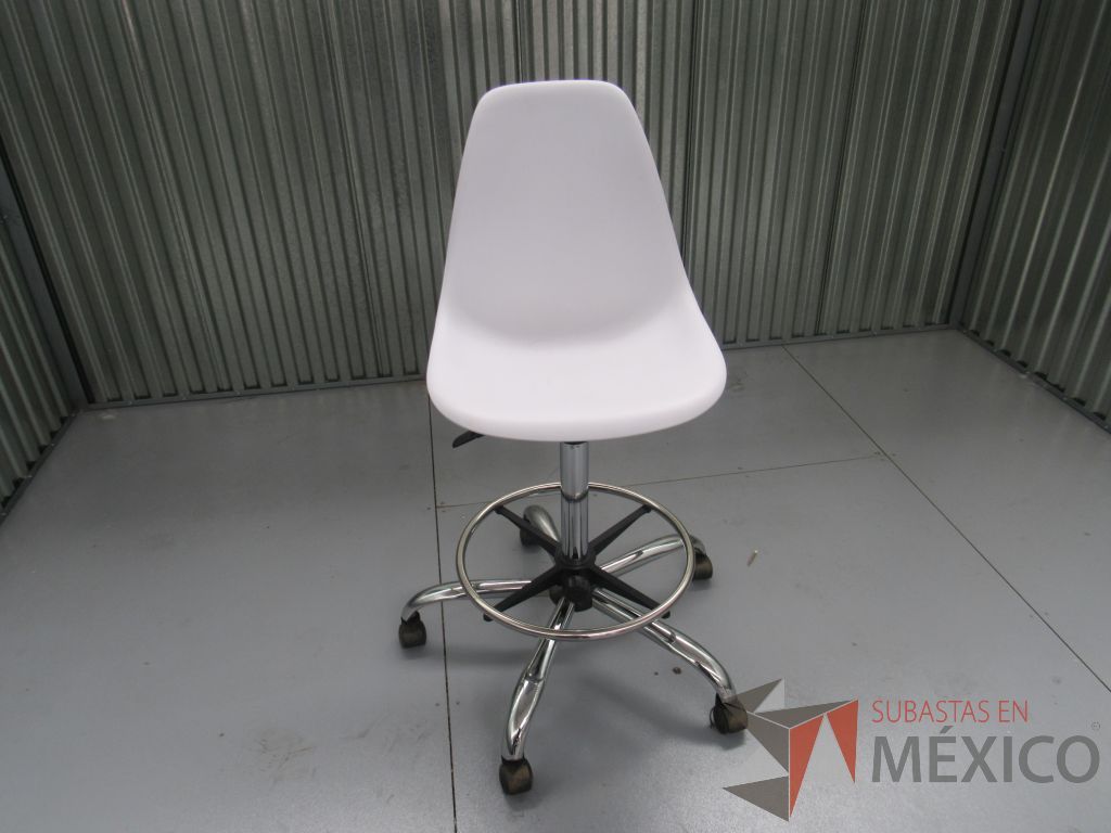 Lote 012 - 2 Sillas tipo cajero con ruedas, descansapies, asiento y respaldo liso color blanco - Imagen 5