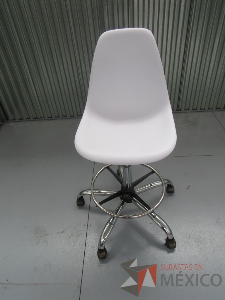 Lote 012 - 2 Sillas tipo cajero con ruedas, descansapies, asiento y respaldo liso color blanco - Imagen 6