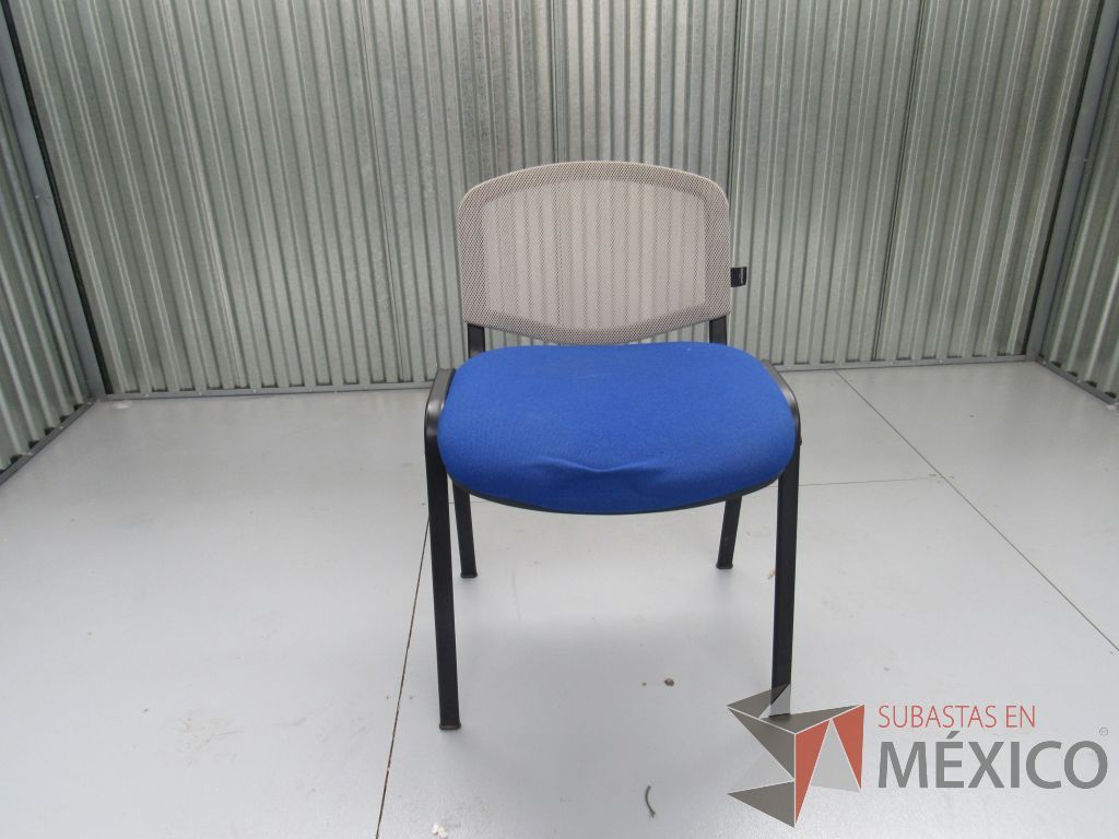 Lote 030 - 2 Sillas de visita con 4 patas metálicas