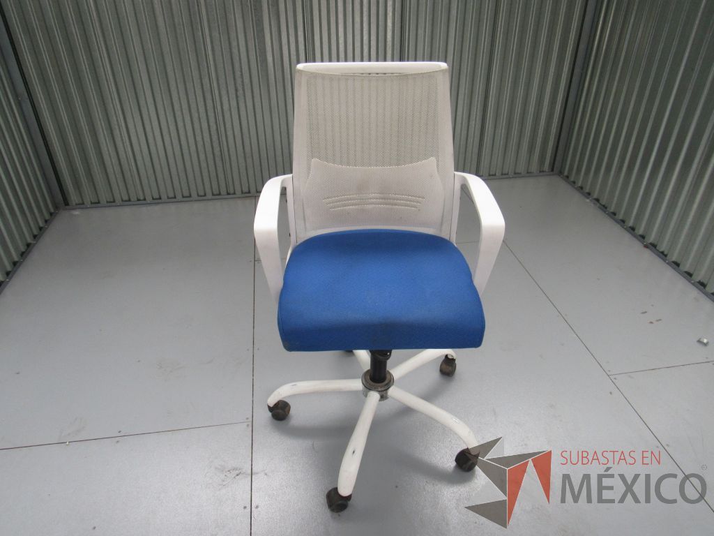 Lote 068 - 2 Sillas operativa con ruedas, descansabrazos, asiento en tela color azul