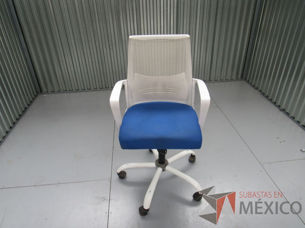 Lote 068 - 2 Sillas operativa con ruedas, descansabrazos, asiento en tela color azul - Imagen 2