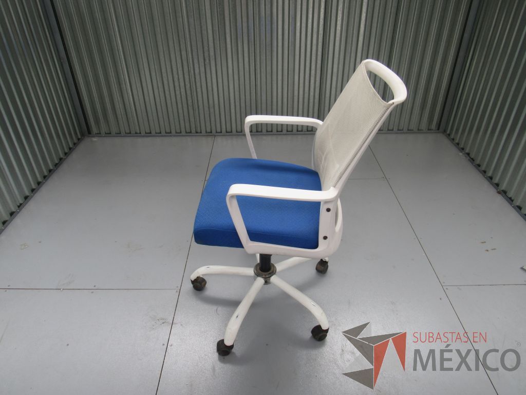 Lote 068 - 2 Sillas operativa con ruedas, descansabrazos, asiento en tela color azul - Imagen 3