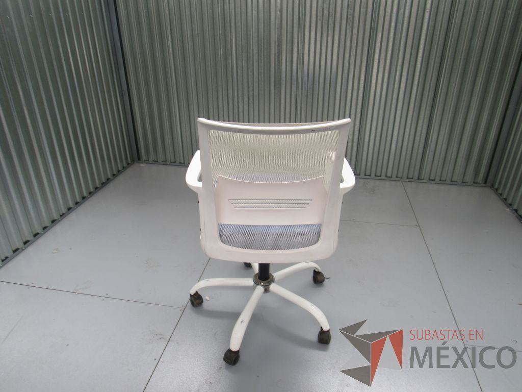 Lote 068 - 2 Sillas operativa con ruedas, descansabrazos, asiento en tela color azul - Imagen 4