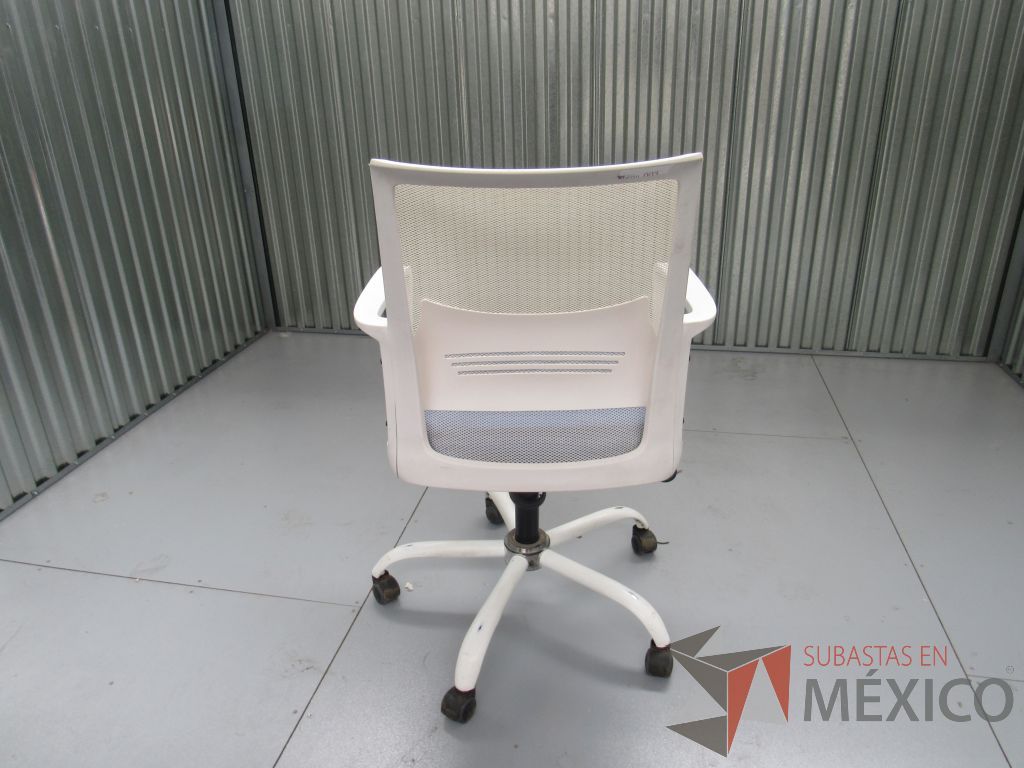 Lote 068 - 2 Sillas operativa con ruedas, descansabrazos, asiento en tela color azul - Imagen 5