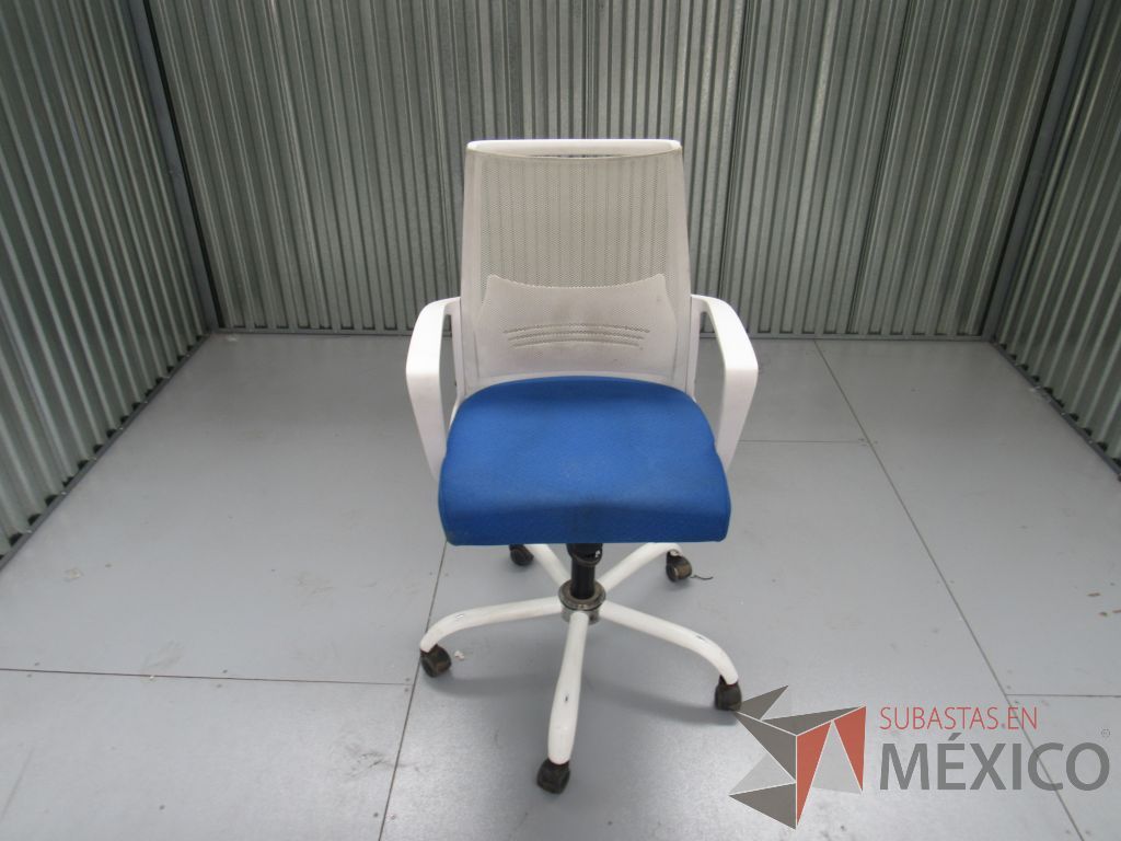 Lote 068 - 2 Sillas operativa con ruedas, descansabrazos, asiento en tela color azul - Imagen 6