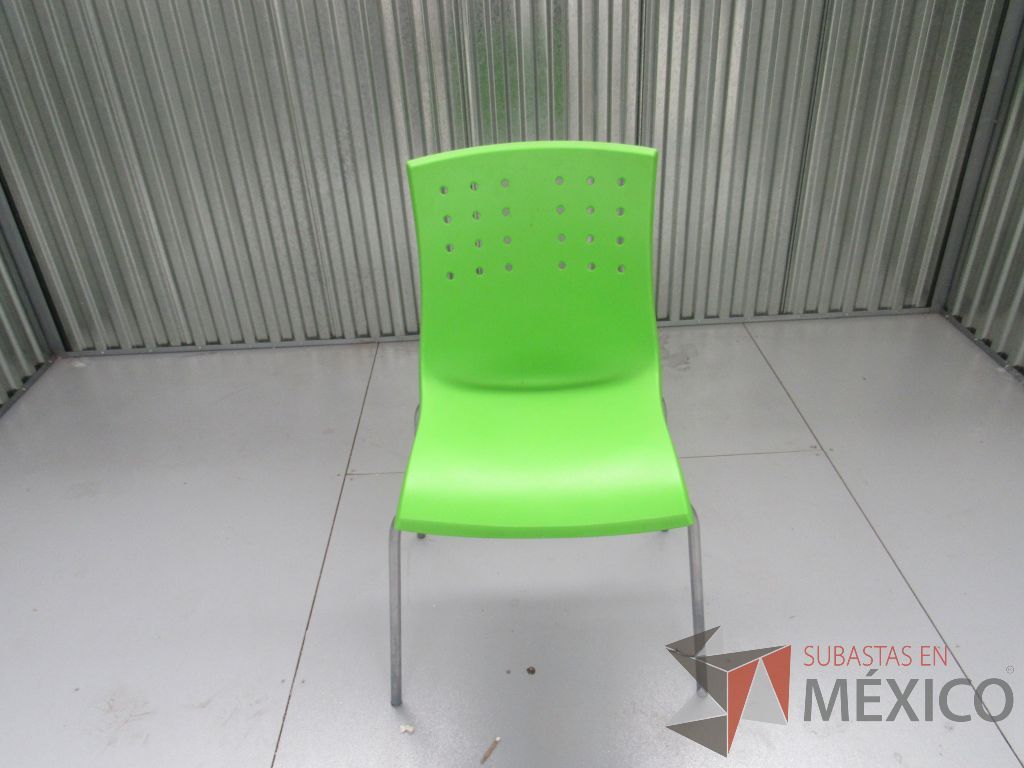 Lote 006 - 2 Sillas con 4 patas metálicas, asiento y respaldo color verde