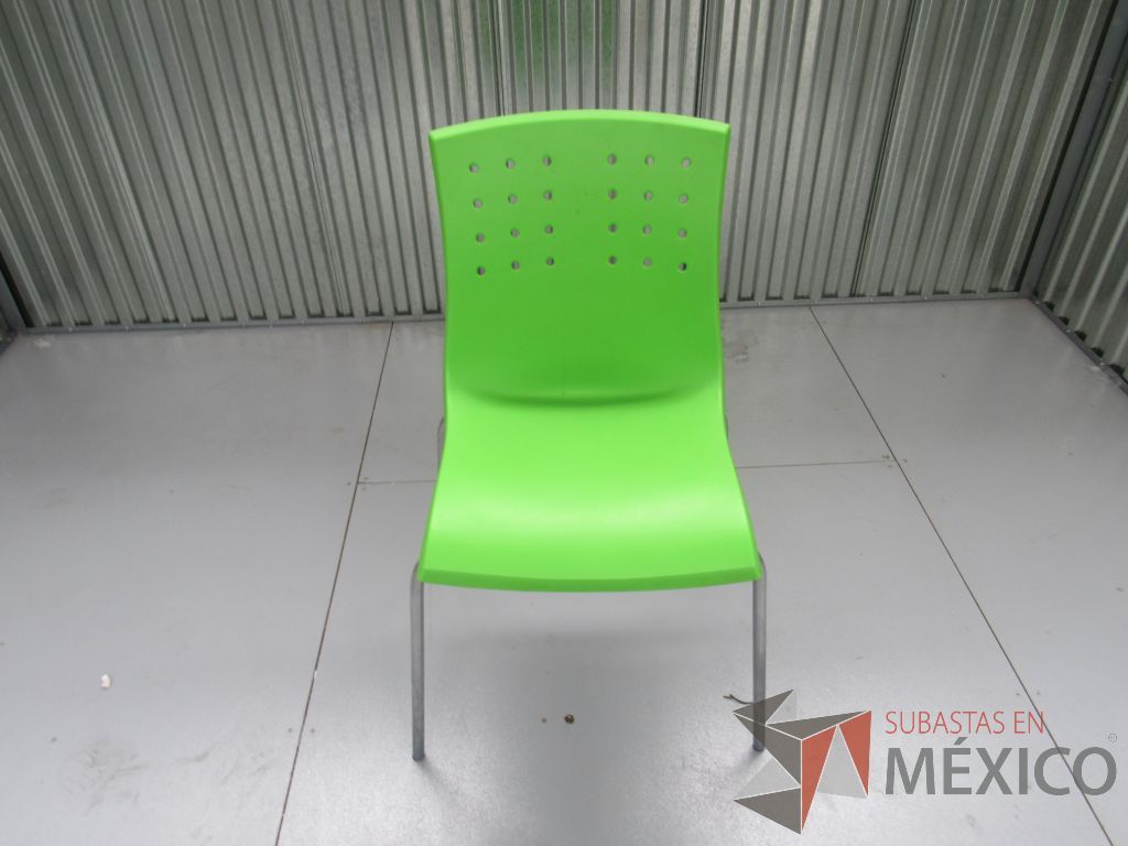 Lote 006 - 2 Sillas con 4 patas metálicas, asiento y respaldo color verde - Imagen 3