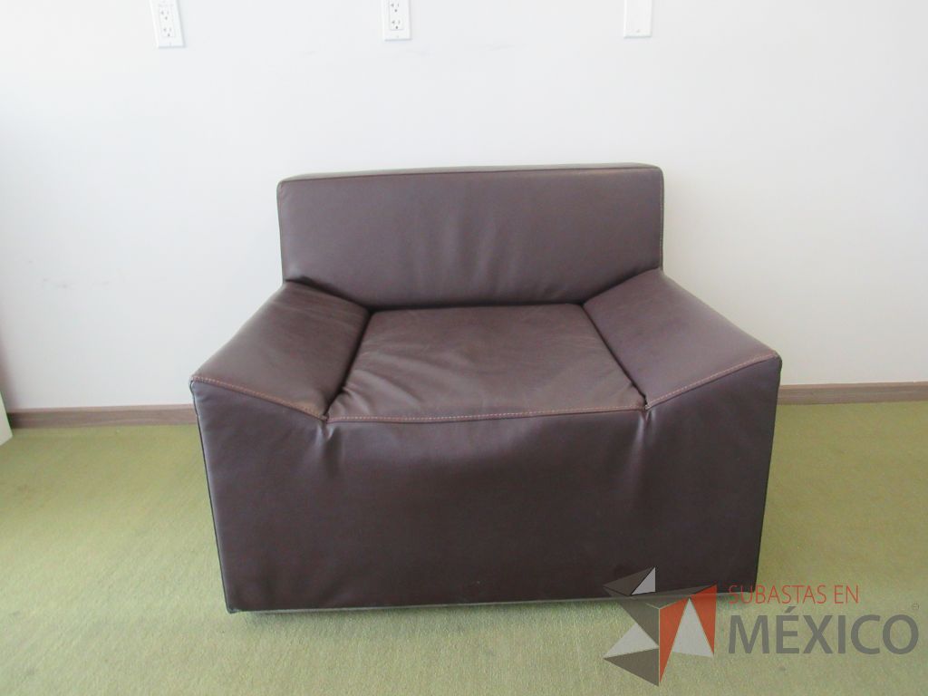 Lote 004 - Sillón de 1 plaza con asiento y respaldo tipo piel color café